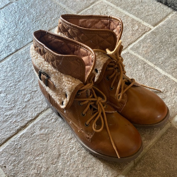 Neutral color booties with fur - Picture 5 of 5